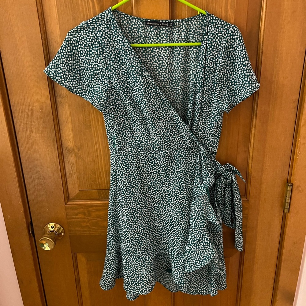Abercrombie and Fitch Green Floral Tie Dress